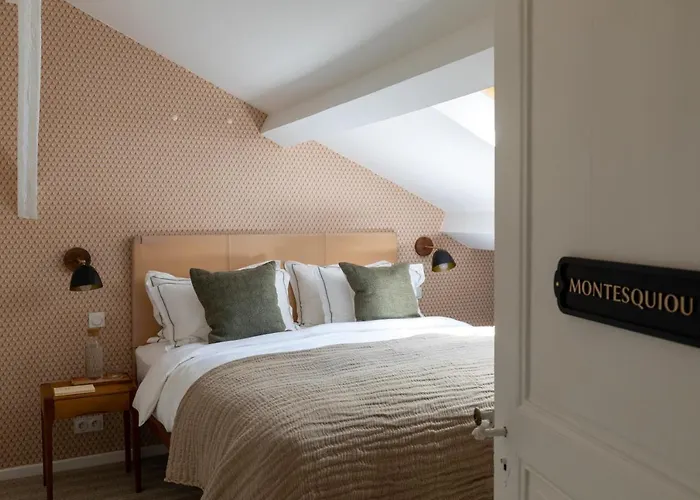 Дом отдыха Refurbished Chateau Sleeps 20 With Luxury Pool Ornezan