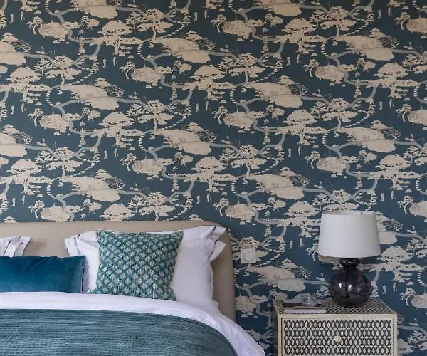 Дом отдыха Refurbished Chateau Sleeps 20 With Luxury Pool